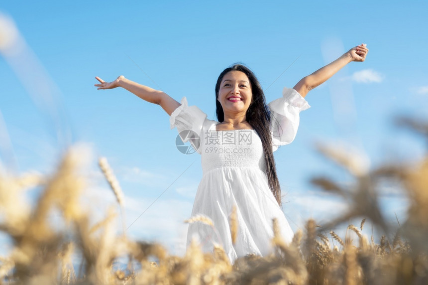 女小麦夏天穿着白色连衣裙的快乐年轻女子肖像在麦田上生活方式和幸福概念张开双臂的女人高质量照片穿着白色连衣裙的快乐年轻女子肖像在麦图片