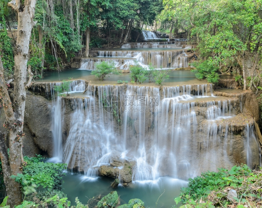 分支HuayMaeKhamin瀑布泰国热带雨林的天堂瀑布精彩衬套图片