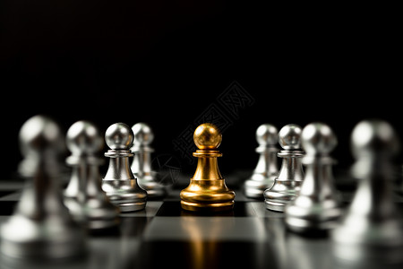 下一个金象棋当兵站在其他象棋旁领袖概念必须在竞争领导力和商业愿景方面有勇气与挑战才能赢得商业游戏的家笑声勇敢的优胜者背景图片