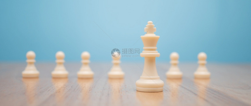 勇敢的站在其他象棋周围的国王一个领袖的概念必须在竞争领导才能和商业愿景方面有勇气和挑战以便赢得商业游戏的胜利一名领袖的概念必须具图片