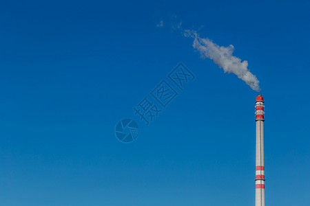 环境抽烟紫蓝天空的红白工厂烟囱中的肮脏雾长线文字空间复制背景图片