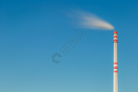 行业碳工的紫蓝天空红白工厂烟囱中的肮脏雾长线文字空间图片