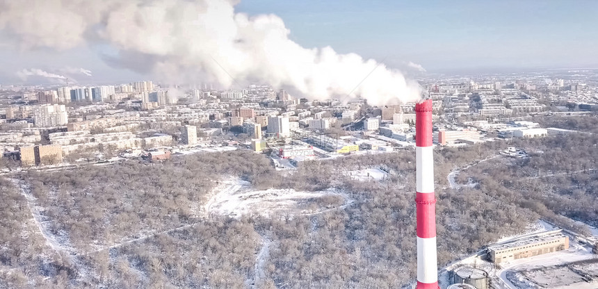 在冬季城市吸烟的囱背景上抽取一个热电站烟囱的背景与wi相比吸烟囱背景Wi天空蒸汽工厂图片