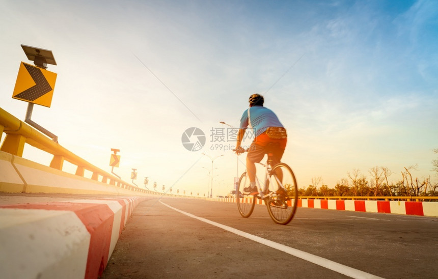 冒险为了红色的在夏季外门活动路上骑自行车的人乘坐Curve公路交通标志参加运动健康生活方式运动和体育与运与活图片