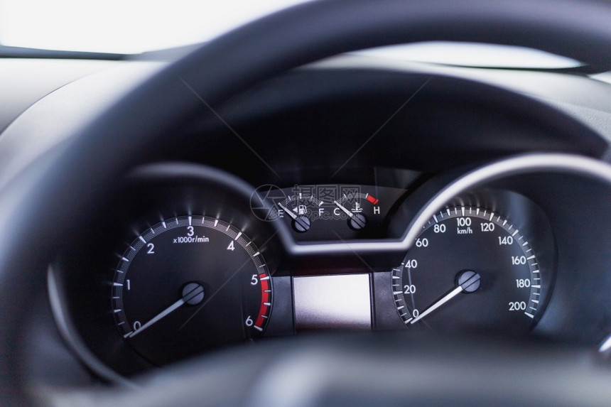 汽车仪表板数字快速度表公里用于控制驾驶台指示器汽车运输图像的模式细节面板测量措施高的图片