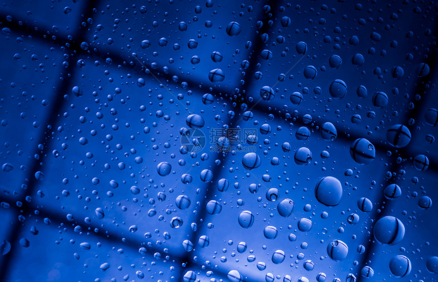 蓝色抽象模糊背景有水滴和透明玻璃反射的蓝色背景为孤单悲哀和在雨季失踪的人提供下雨日概念露网格松弛图片