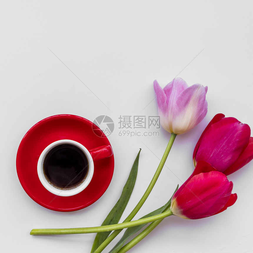 杯咖啡附近的新鲜花和高品质的美丽光照茶咖啡附近的鲜花高质量美容照片概念好样的漂亮相片桌子明的饮料图片