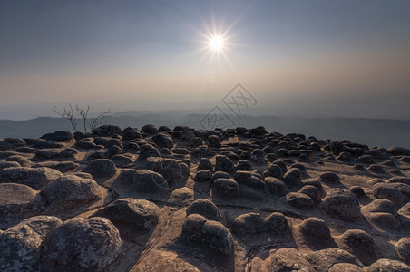 局域网远足太阳光照亮从镜头上方的孔丘石地普欣隆梁克拉公园和诺布石头地的表面富背景图片