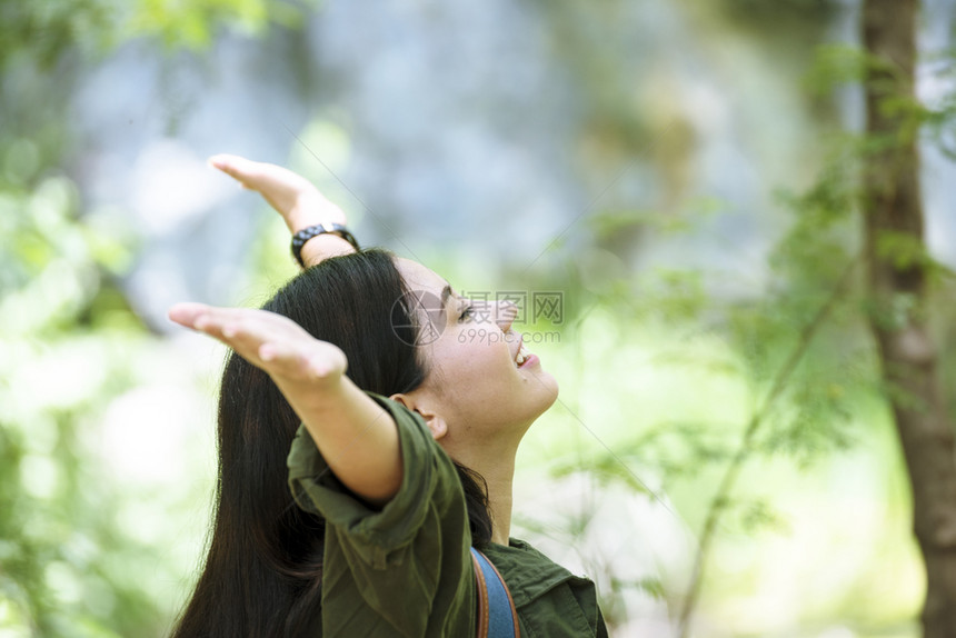 户外放松的女孩图片