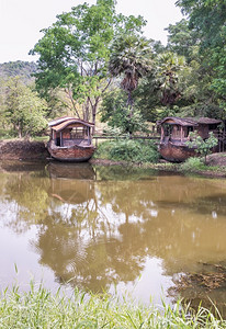 在运河选择焦点边缘停泊的两艘传统家用船选取重点巡航船屋树木图片