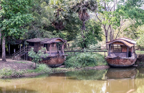 在运河选择焦点边缘停泊的两艘传统家用船选取重点湖村庄白天图片