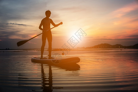 日落时在平坦温暖宁静的河流上划船滑板娱乐湖夏天图片