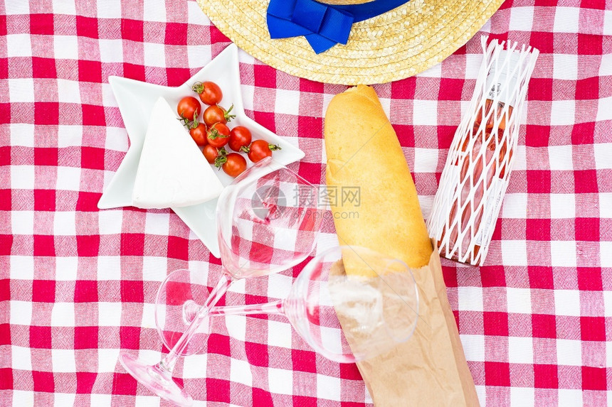 红桌布帽眼镜面包和奶酪红桌布上的面罩包和奶酪散景饮料餐图片