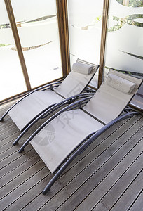 水明亮的在温泉疗养会上坐椅子在温泉疗养中休息和放松的沙椅细节气候图片