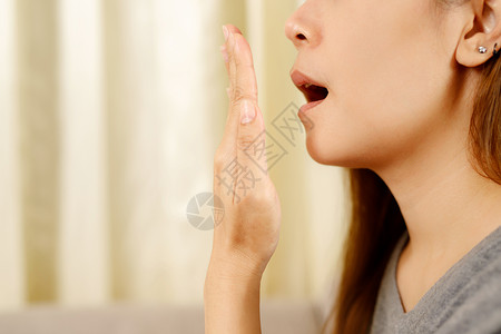 呼吸不便的妇女可以及早成为口香糖健康问题的征兆臭肤图片