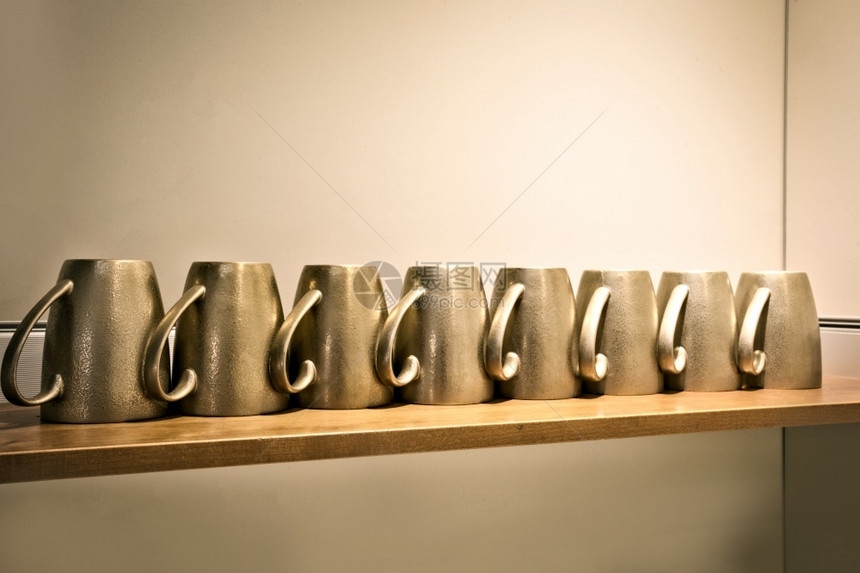 厨房咖啡或茶杯背面设计在厨房咖啡或茶杯子的木架上排行罐储藏室餐具图片