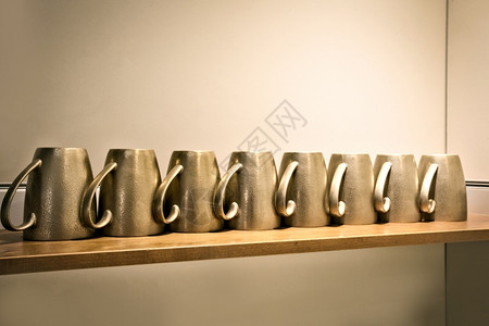 厨房咖啡或茶杯背面设计在厨房咖啡或茶杯子的木架上排行罐储藏室餐具图片