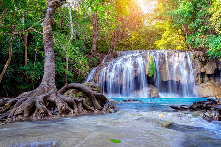 泰国伊拉旺瀑布美丽的自然景观图片