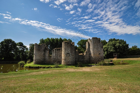 欧洲奥尔什丁夏日旧城堡废墟绿色图片