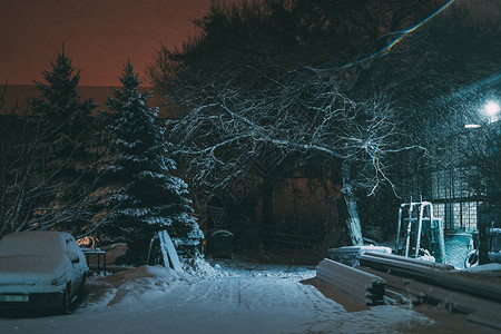 寒冷的工厂区城市内业雪夜火树背景图片