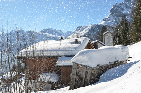 冬季雪景木屋风光图片