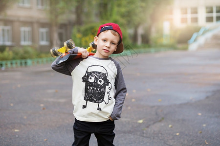 公园里玩滑板的小男孩背景图片