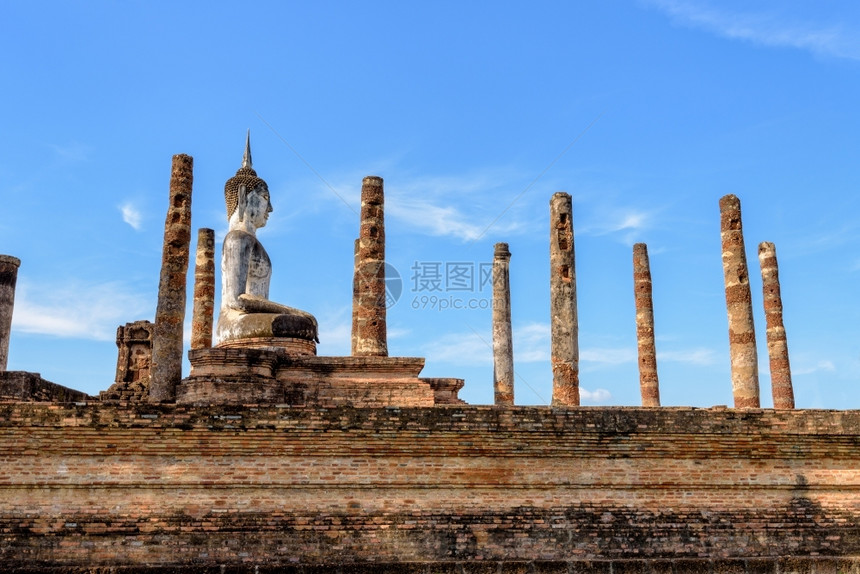 建造古老佛像在蓝色天空下的废墟柱坐立着在泰国苏霍历史公园的寺庙是一个古老的城市和著名景点WatMaha佛教姿势图片