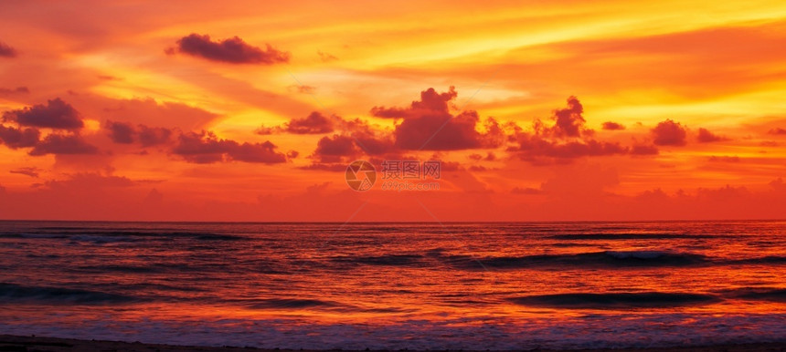 热带海上戏剧日落天空海洋波浪的云反射艺术美妙的夏日风景假期度概念阴凉处景观如画图片