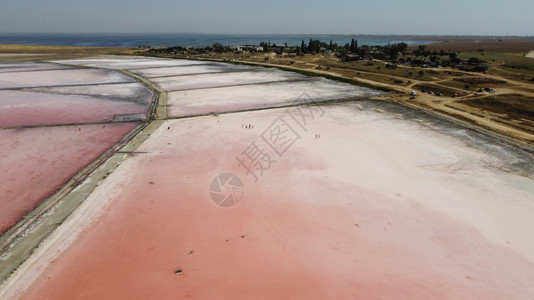 海岸线无人机从空中俯瞰美丽的盐湖与粉红色水咸图片
