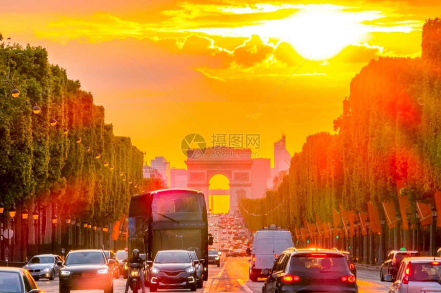 纪念碑法国巴黎香榭丽舍大街的夏日金色落凯旋门和汽车交通巴黎香榭丽舍大街的金色日落环境著名的图片