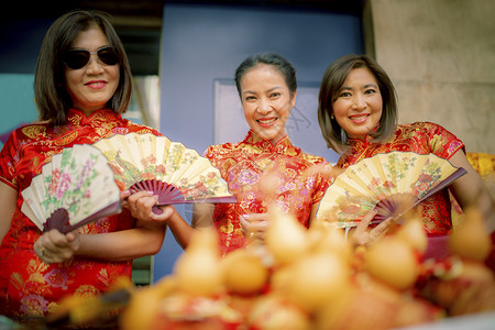 一群穿着传统服装的亚洲女面带快乐的情绪和手语微笑着容我爱你旅游衣服客图片