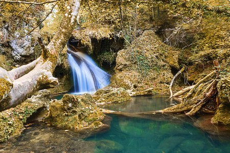 卡拉司韦林罗马尼亚CheileNerei自然公园Vaioaga美丽的瀑布秋季拍摄的图像落下环境贝斯尼塔背景
