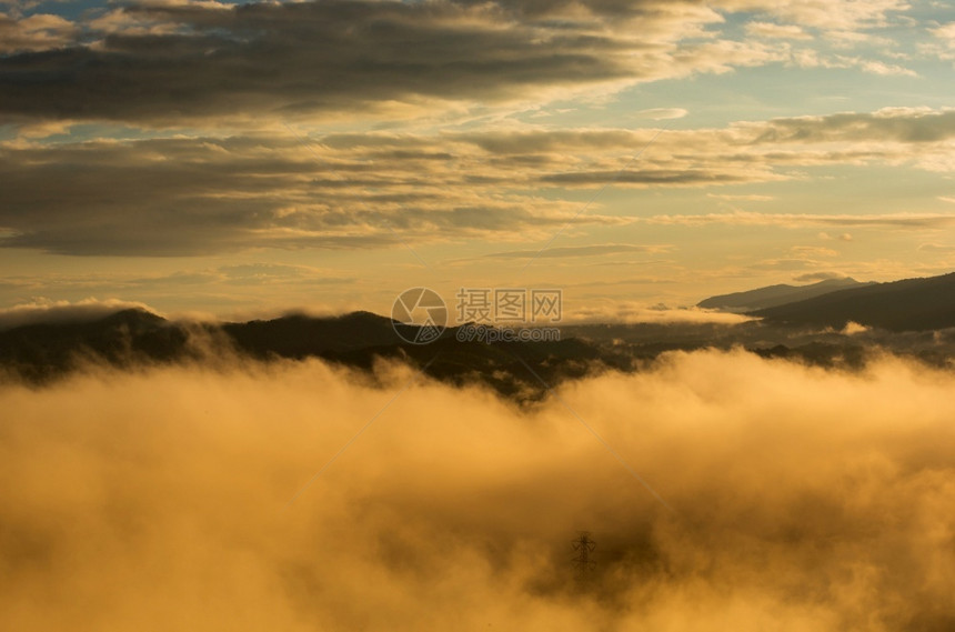 高的美丽空中景色清晨风的美丽金色光亮日出高山上弥漫着雾天线荒野图片