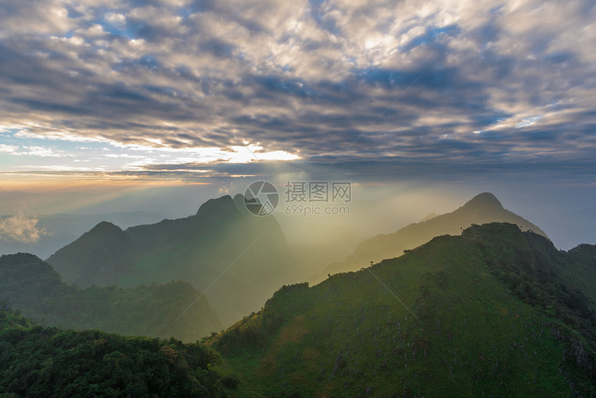 季节麦日落在泰国清迈名山的道上失效图片