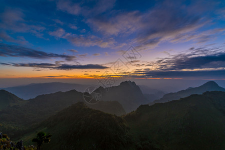 黄昏多雾路段自然日落在泰国清迈名山的道上图片