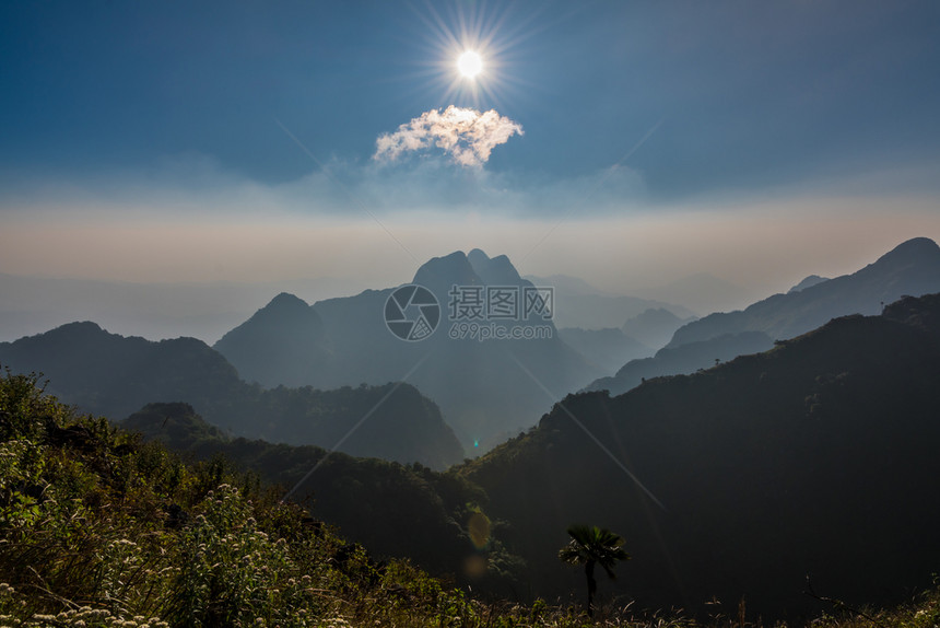 太阳季节蒋日落在泰国清迈名山的道上图片