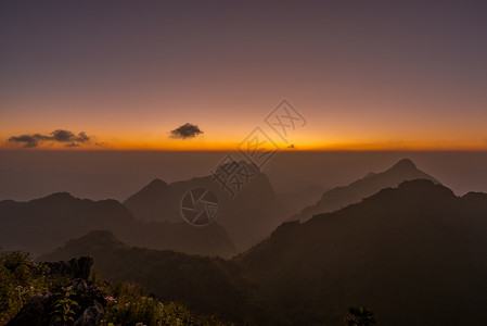 日落在泰国清迈名山的道上太阳麦日出图片