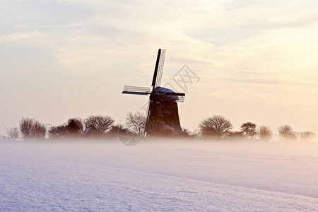 乡村的欧洲季节冬日落时荷兰农村传统风力车厂在冬季日落图片