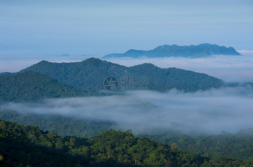 泰国梅莫蓝芒山上最神奇的雾山风景云在中飘扬着安详环境图片