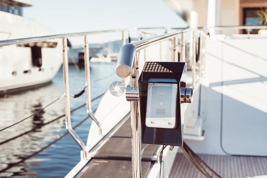 警告进入法国Riviera州CannesMarina的私人豪华船桥与现代互连系统接划船海图片