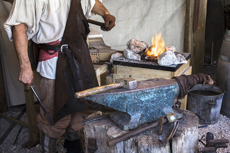 砧传统的热铁匠制品方法图片