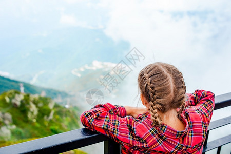 舱可爱的小女孩在山间缆车的小屋里可爱女孩在山间缆车的小屋里聚胺酵素图片