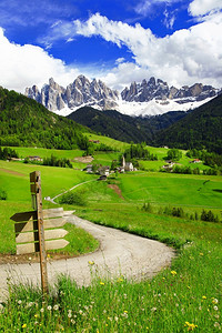 草Dolomites山脉的迷途令人印象深刻的ValdiFunes意大利北部著名的滑雪度假胜地高山农村背景图片