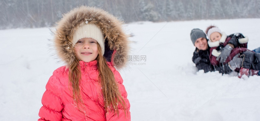 户外雪地里可爱的小女孩图片