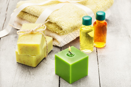卫生橄榄肥皂底油在木制桌子上芳香花图片