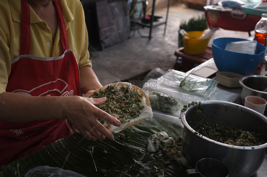 面粉或者泰国蒸水稻皮或KhaoKriapPakMaw泰国SakonNakhon泰国街头食品零图片