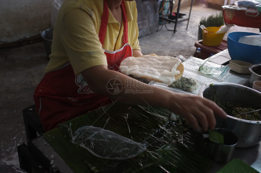 泰国蒸水稻皮或KhaoKriapPakMaw泰国SakonNakhon泰国街头食品可口或者街道图片