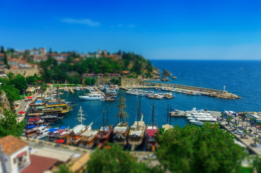 旅行土耳其安塔利亚Kaleici老城土耳其安塔利亚的码头和房屋顶空中观察夏天蓝色的图片