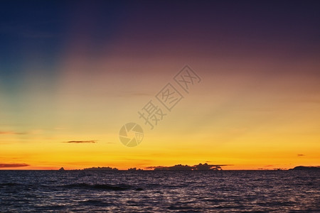 太阳天蓝色泰国安达曼海上空美丽的日落镜子图片