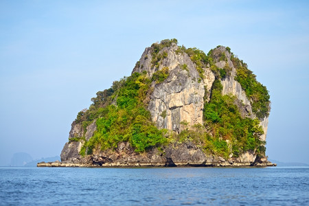 夏天田园诗般的旅游泰国安达曼海高悬崖与树木图片